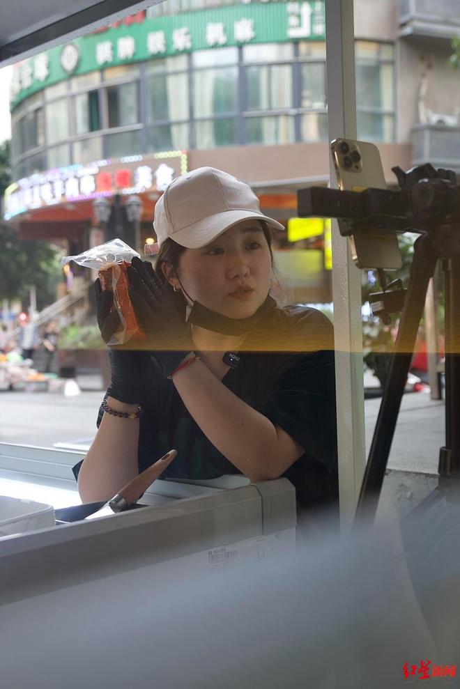 妈妈近况曝光！摆摊卖甜品想踏出重生第一步PG麻将胡了免费模拟器“重庆姐弟坠亡案”(图5)